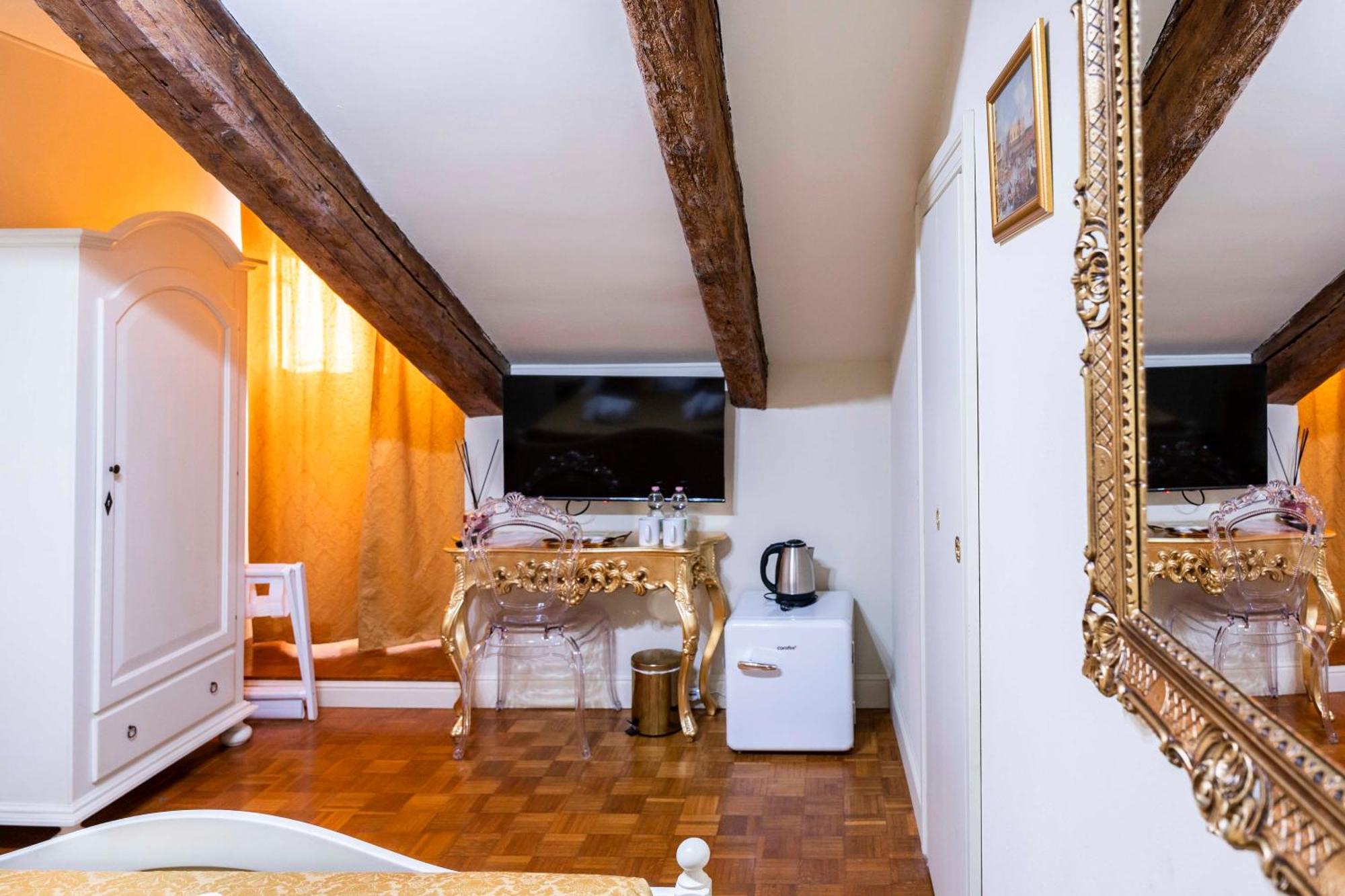 Palazzo Titti Rialto Suites Венеция Экстерьер фото